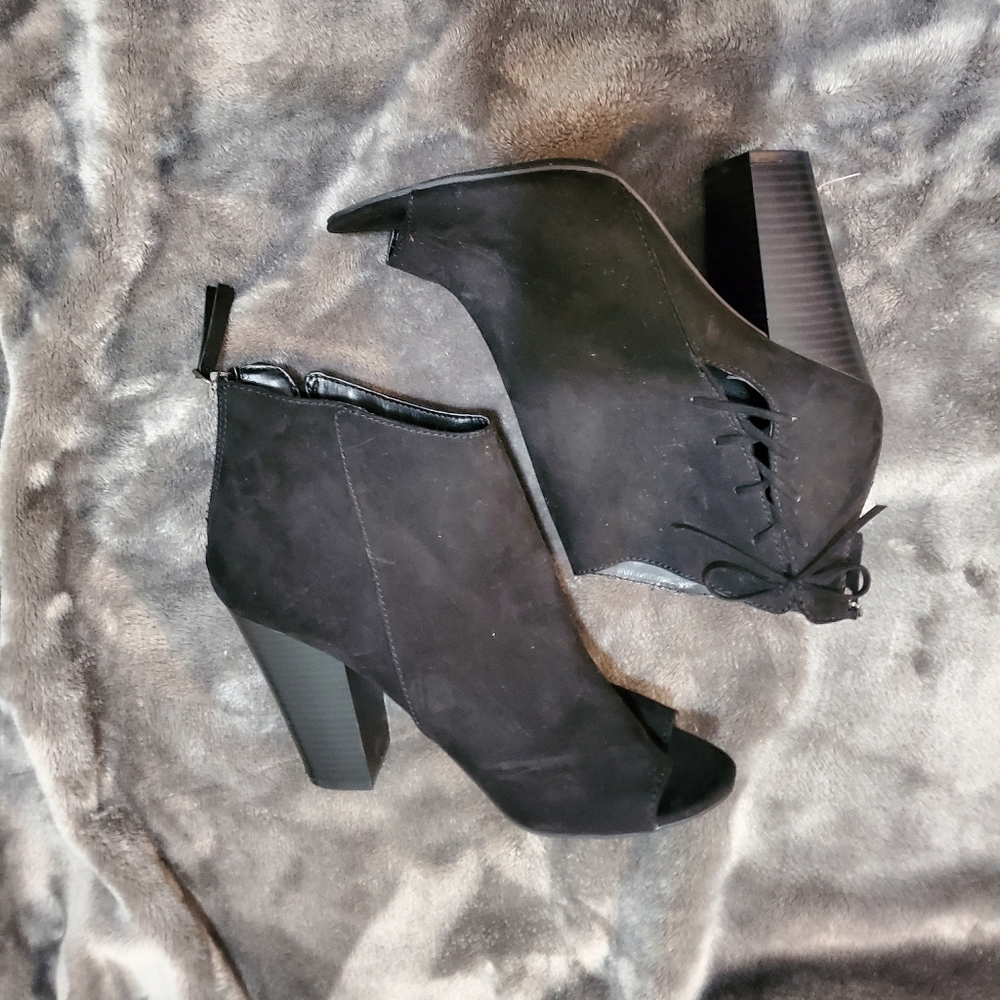 Open toed heels with bow and zipper details